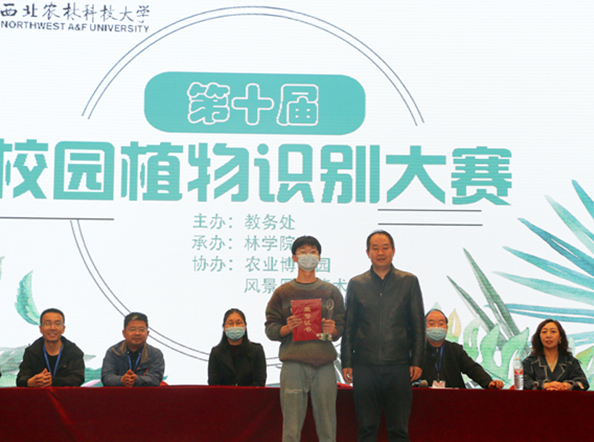 大赛一等奖黄玉林与完美体育官方网站贾小明副院长合影_副本_副本_副本.jpg